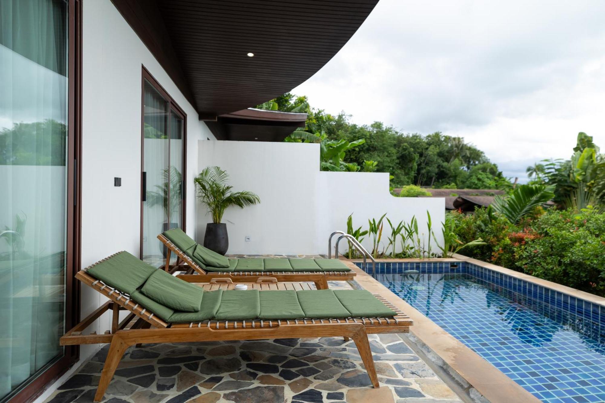 Barcelo Coconut Island, Phuket Hotel Bagian luar foto A pool at a hotel